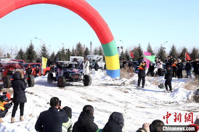 2024黑龙江国际冰雪汽车挑战赛在萝北开幕，103辆