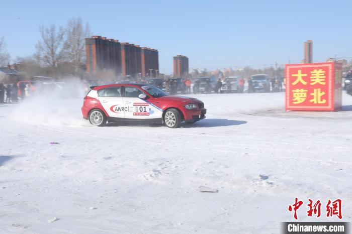 2024黑龙江国际冰雪汽车挑战赛在萝北开幕，103辆