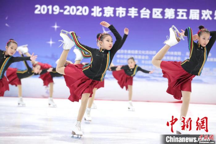 冰嬉表演助阵丰台区第五届欢乐冰雪季在南宫飞