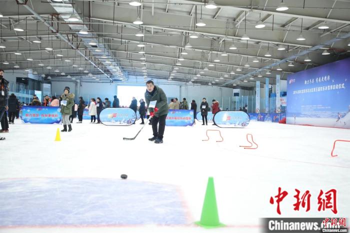 冰嬉表演助阵丰台区第五届欢乐冰雪季在南宫飞