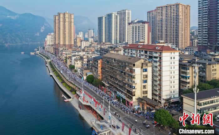 2025湖北长阳清江半程马拉松开跑 肯尼亚选手夺冠