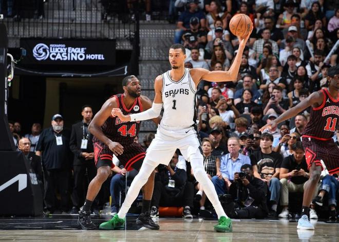 文班亚马41+16+4+3帽引领马刺大胜公牛豪取9连胜