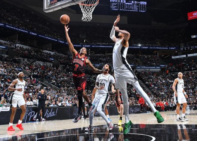 文班亚马41+16+4+3帽引领马刺大胜公牛豪取9连胜