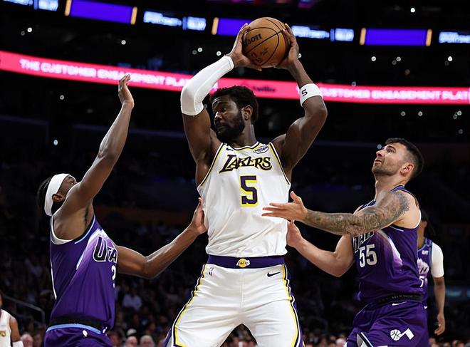 湖人轻取爵士艾顿两双助队三连胜