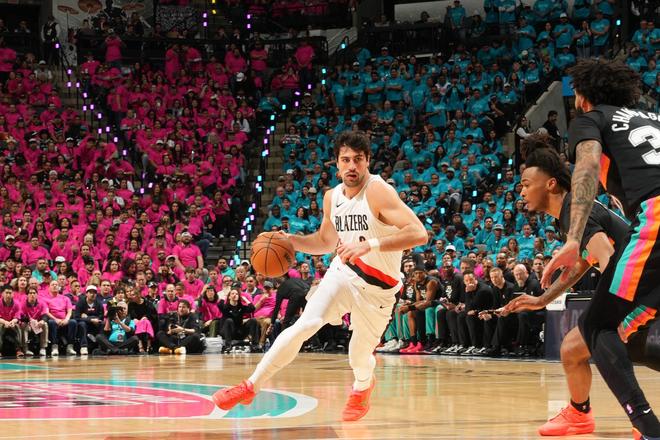 文班亚马季后赛首秀砍35分 超越邓肯创马刺队史