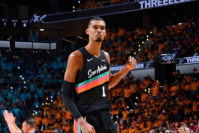 文班亚马季后赛首秀砍35分 超越邓肯创马刺队史