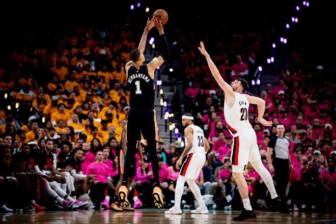 文班亚马季后赛首秀砍35分 超越邓肯创马刺队史